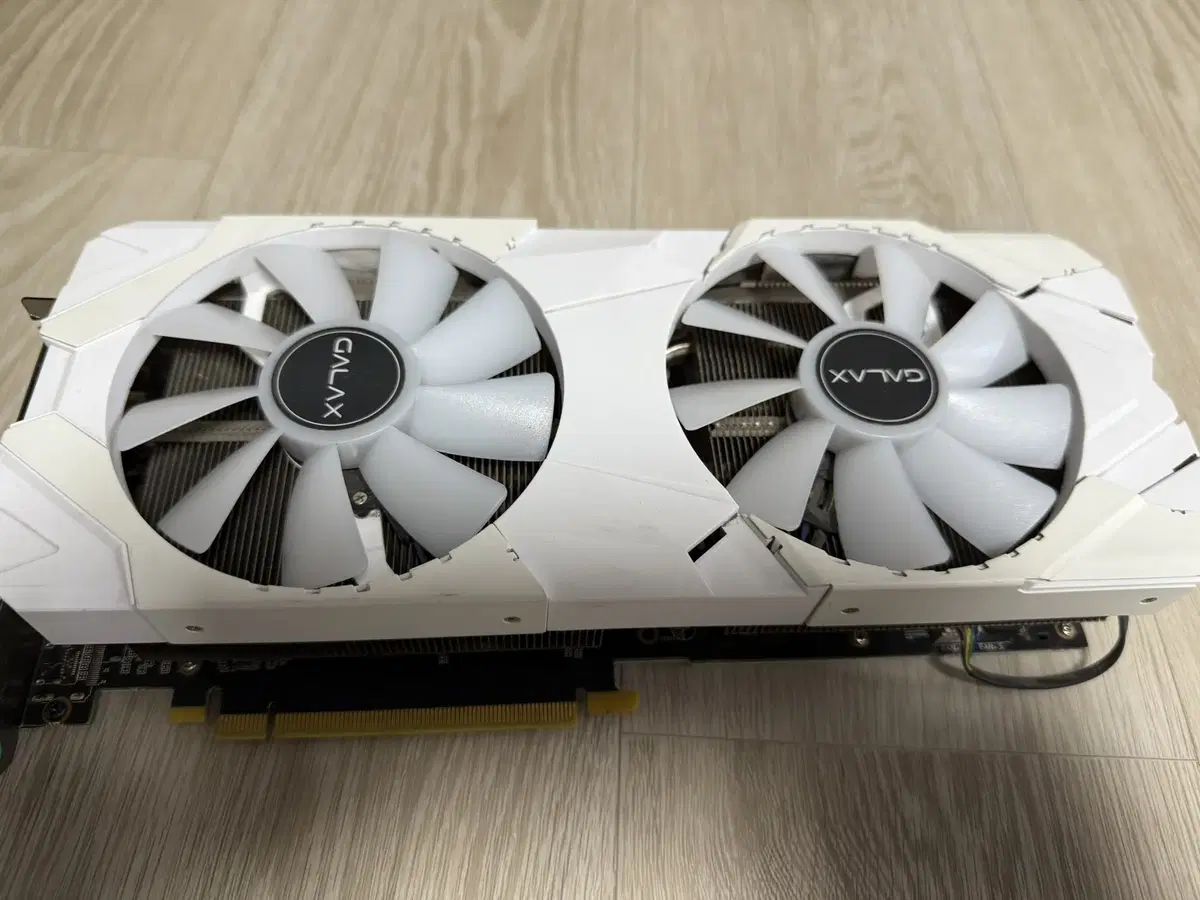 갤럭시 RTX2060 Super EX White-1 8GB