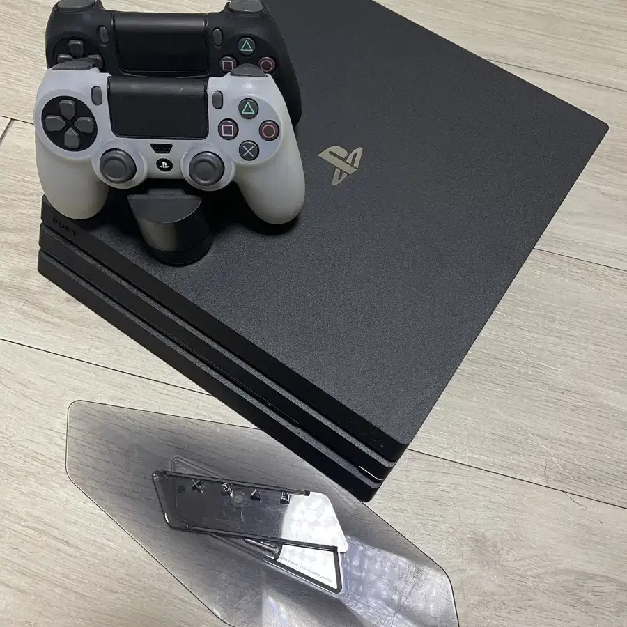 플스4 프로 PS4 Pro 1T  게임패드,타이틀 포함