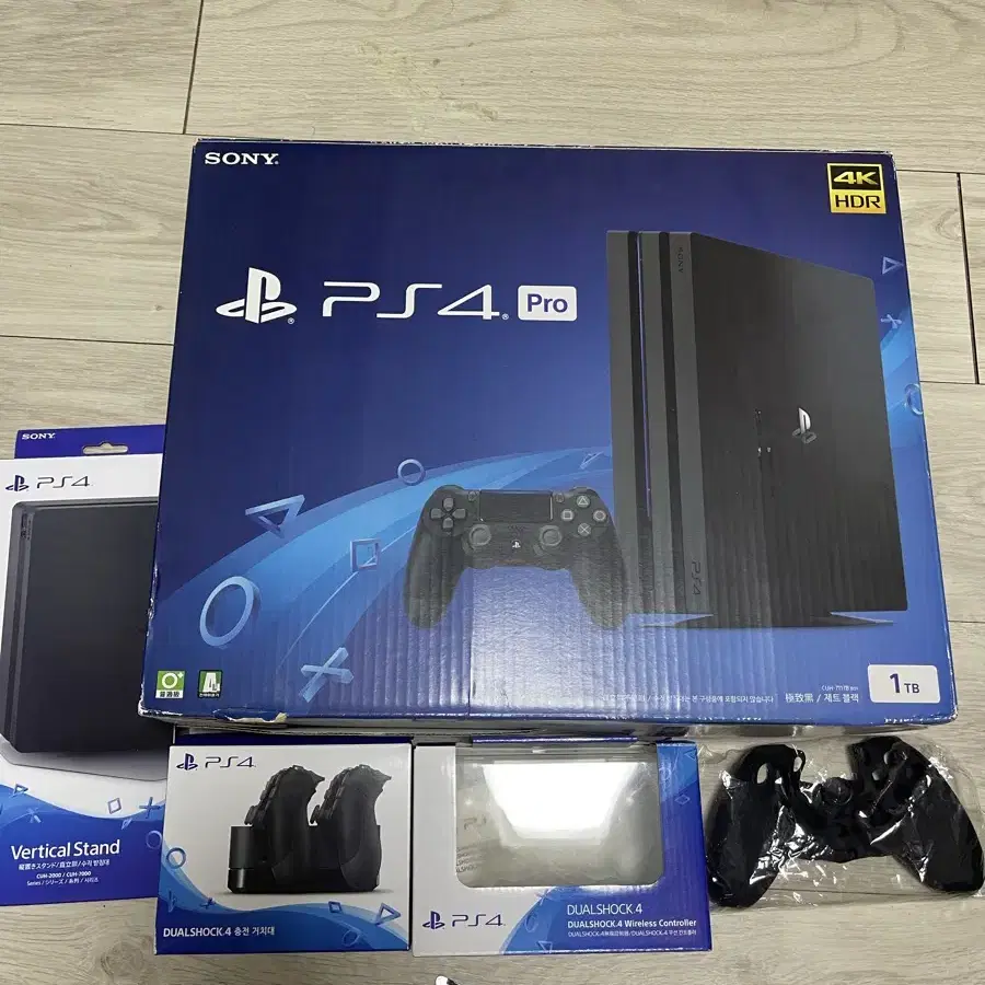 플스4 프로 PS4 Pro 1T  게임패드,타이틀 포함