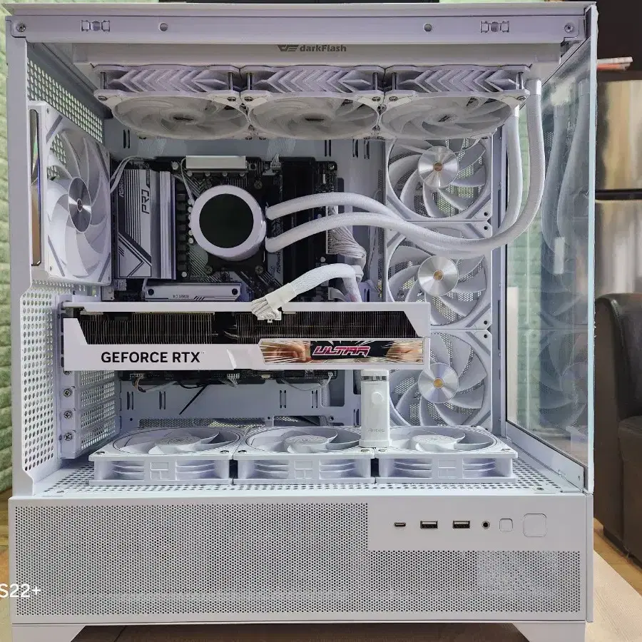 화이트 게이밍 컴퓨터 (7800X3D RTX4070TI SUPER)