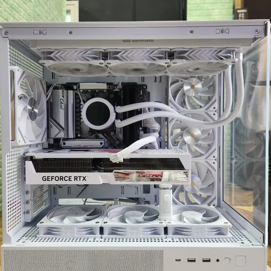 화이트 게이밍 컴퓨터 (7800X3D RTX4070TI SUPER)