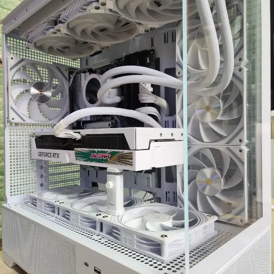 화이트 게이밍 컴퓨터 (7800X3D RTX4070TI SUPER)