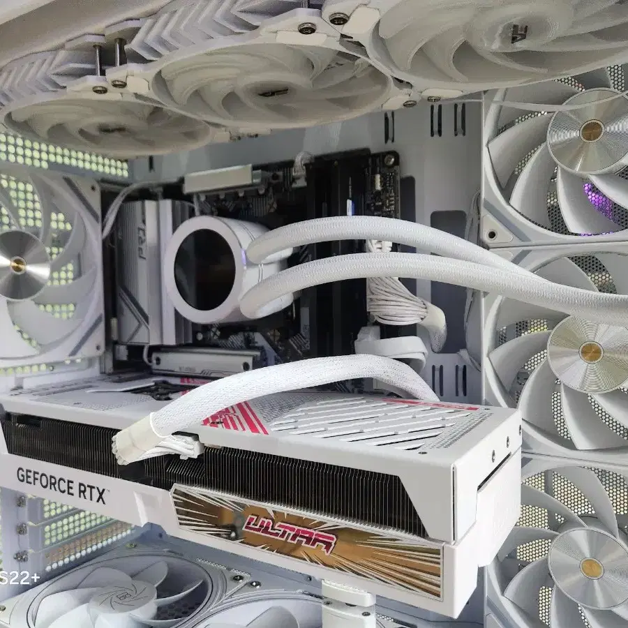 화이트 게이밍 컴퓨터 (7800X3D RTX4070TI SUPER)