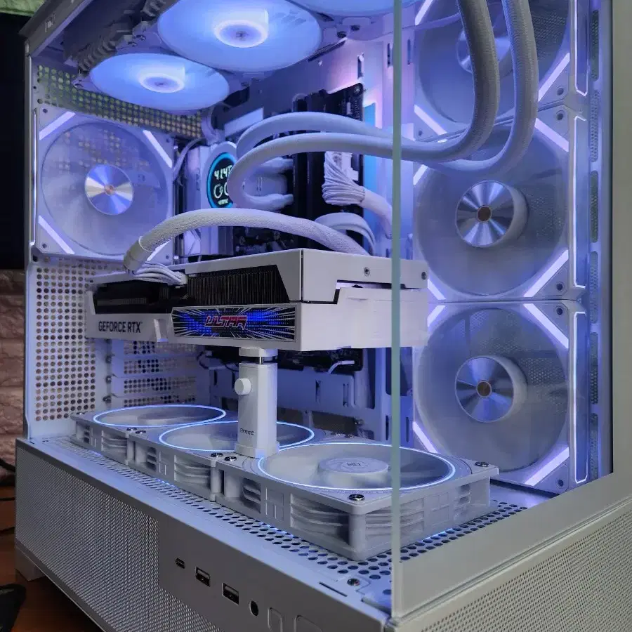 화이트 게이밍 컴퓨터 (7800X3D RTX4070TI SUPER)