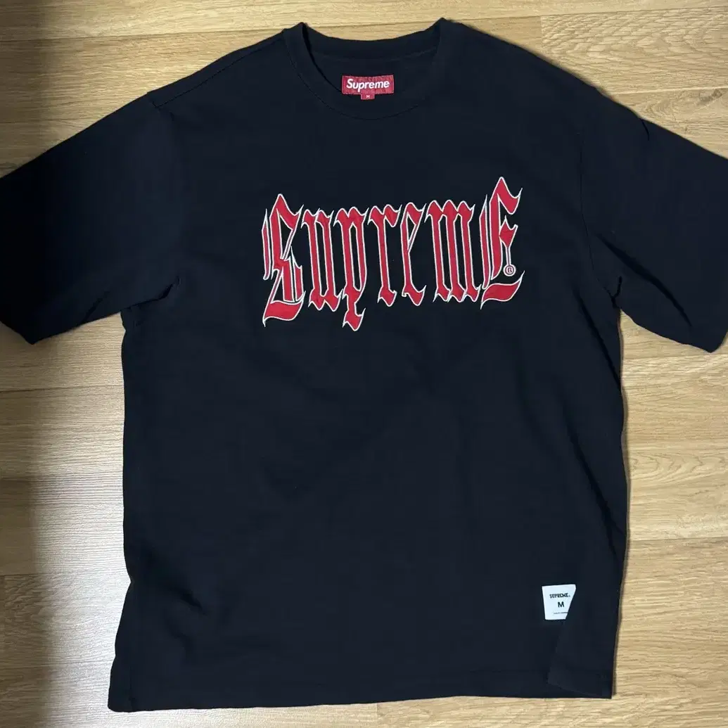 슈프림 올드 잉글리쉬 숏슬리브 탑 블랙 - 24SS Supreme Old