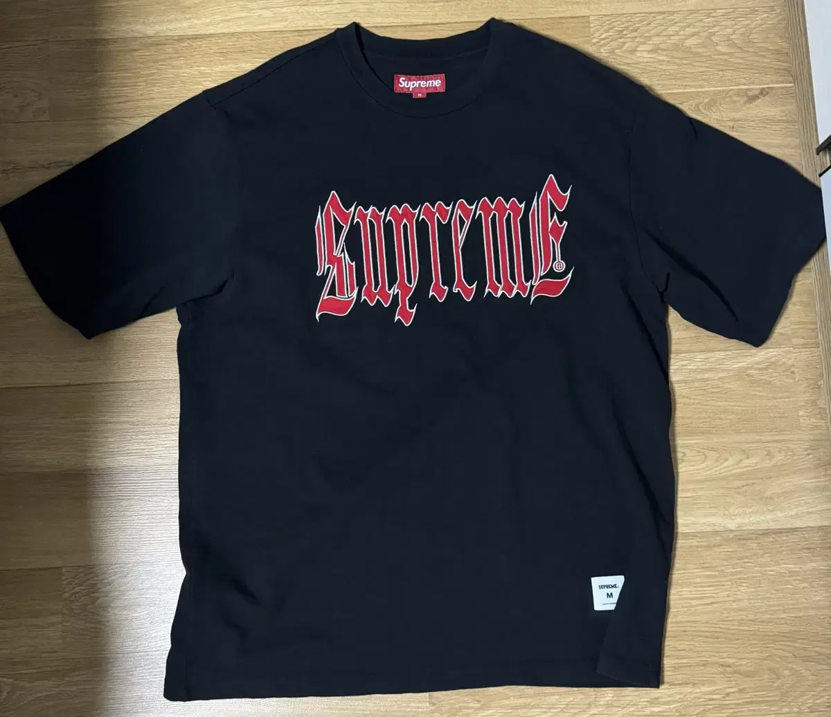 슈프림 올드 잉글리쉬 숏슬리브 탑 블랙 - 24SS Supreme Old