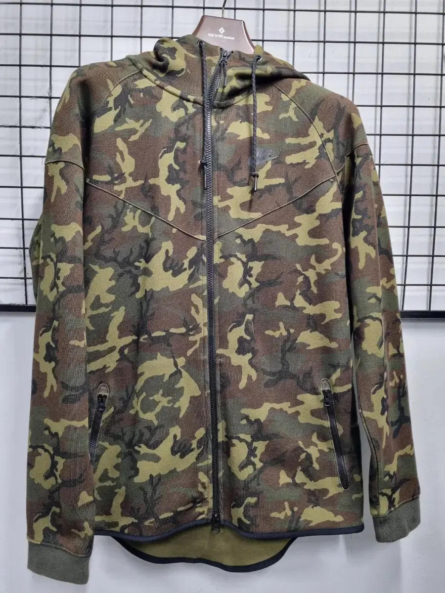 105XL Nike Tech Fleece Camo Hoodie Zip Up.