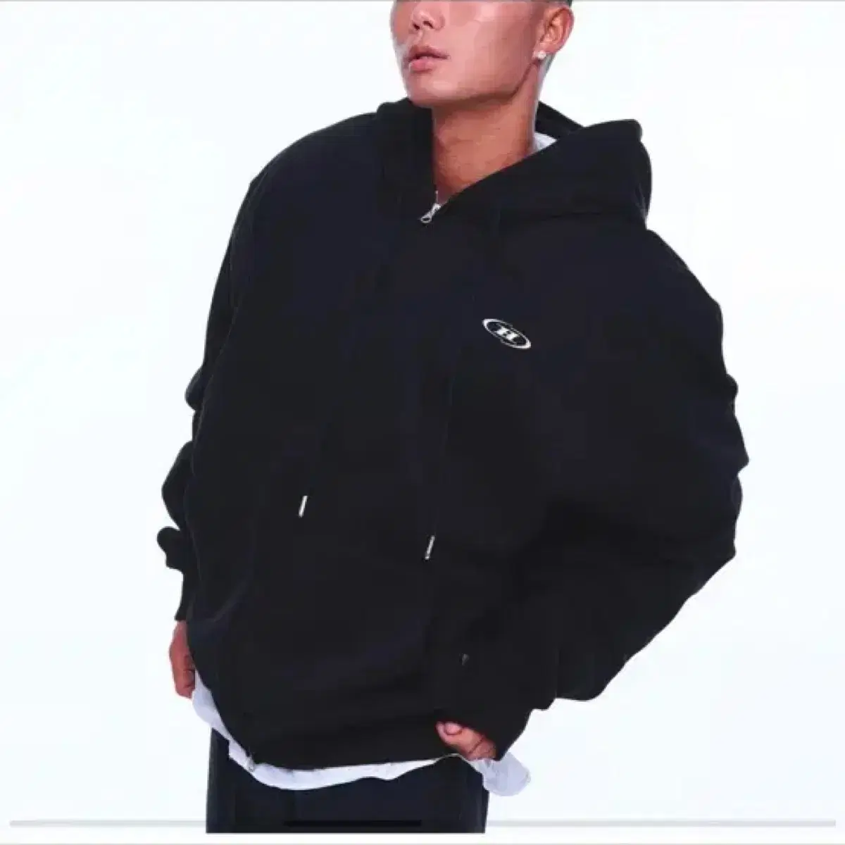 본투윈  SURFACE CHROME B LOGO ZIP-UP HOODIE