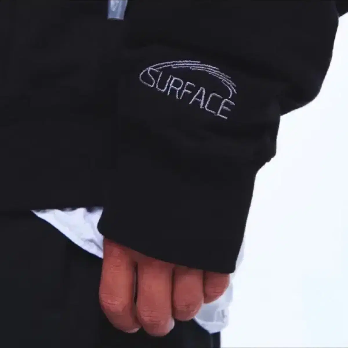 본투윈  SURFACE CHROME B LOGO ZIP-UP HOODIE