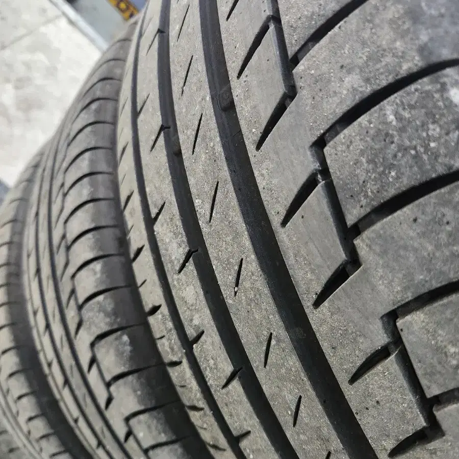 콘티넨탈 프리미엄컨택6(235/45 R19 V XL) 4짝 팝니다.