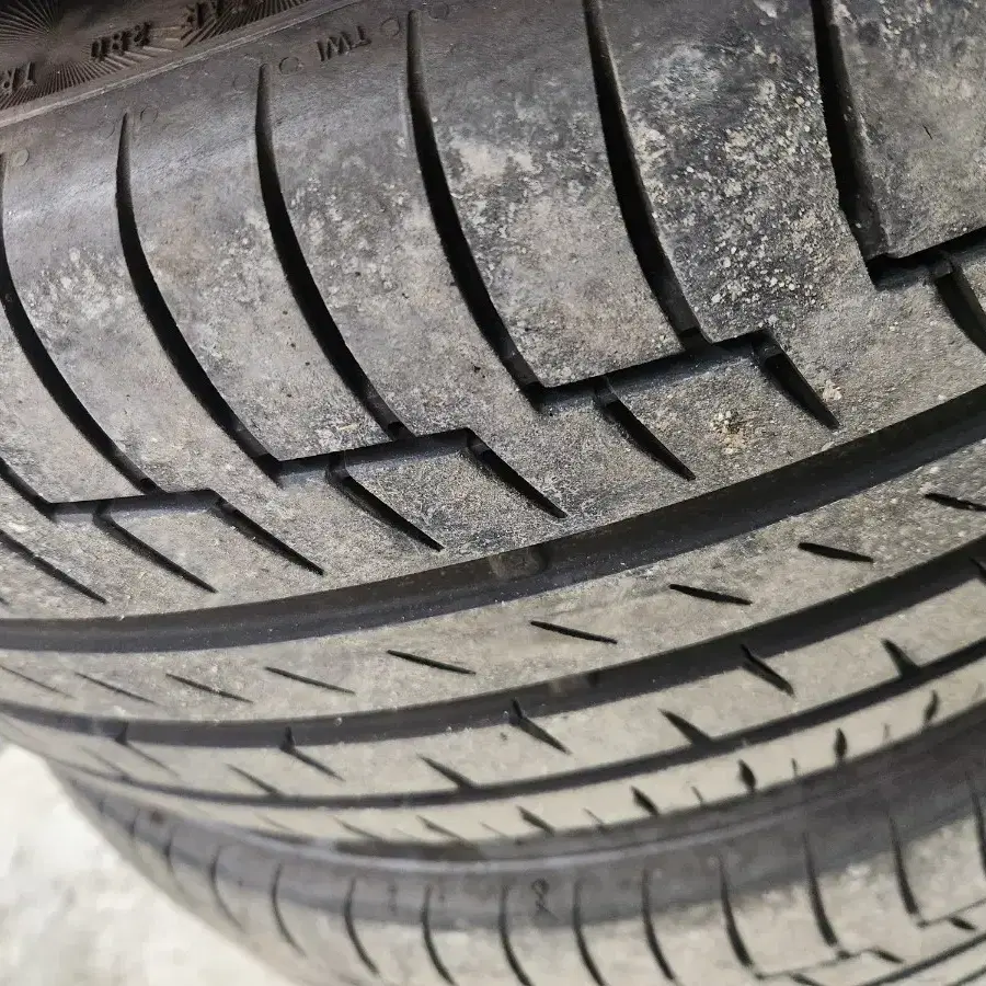 콘티넨탈 프리미엄컨택6(235/45 R19 V XL) 4짝 팝니다.