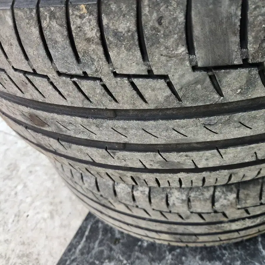 콘티넨탈 프리미엄컨택6(235/45 R19 V XL) 4짝 팝니다.