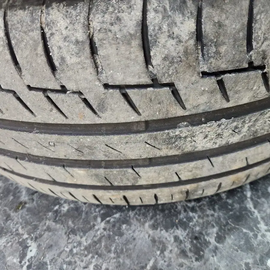 콘티넨탈 프리미엄컨택6(235/45 R19 V XL) 4짝 팝니다.