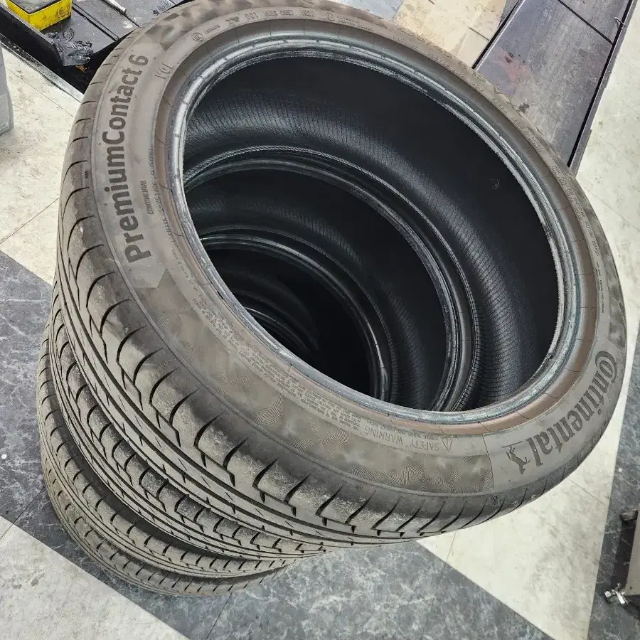 콘티넨탈 프리미엄컨택6(235/45 R19 V XL) 4짝 팝니다.