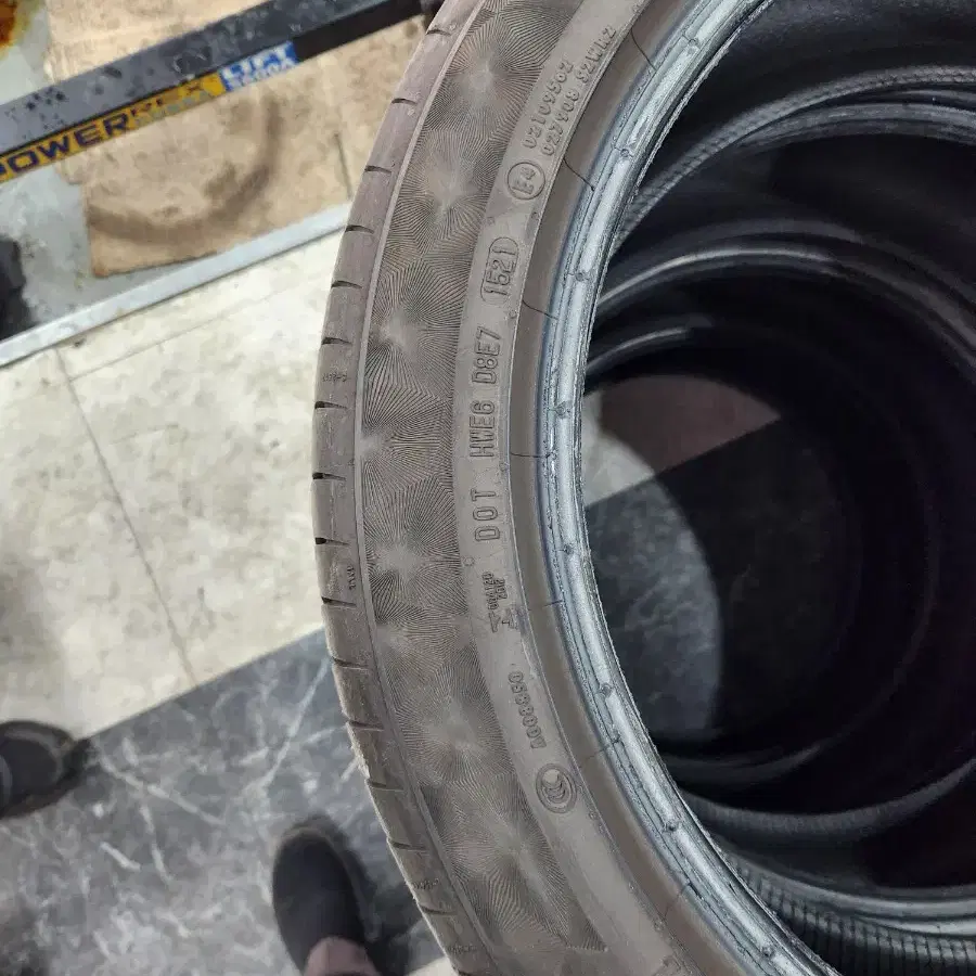 콘티넨탈 프리미엄컨택6(235/45 R19 V XL) 4짝 팝니다.