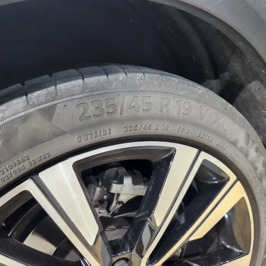 콘티넨탈 프리미엄컨택6(235/45 R19 V XL) 4짝 팝니다.