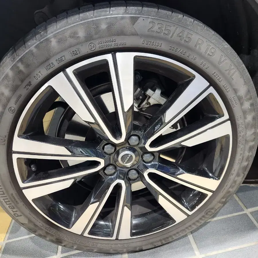 콘티넨탈 프리미엄컨택6(235/45 R19 V XL) 4짝 팝니다.