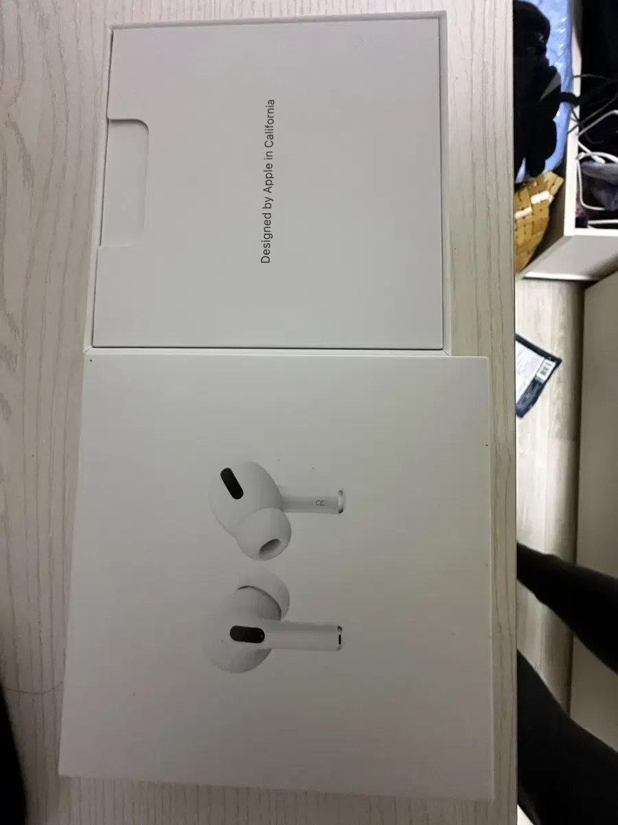 Sells AirPods Pro 1st Gen Full Box with Cable