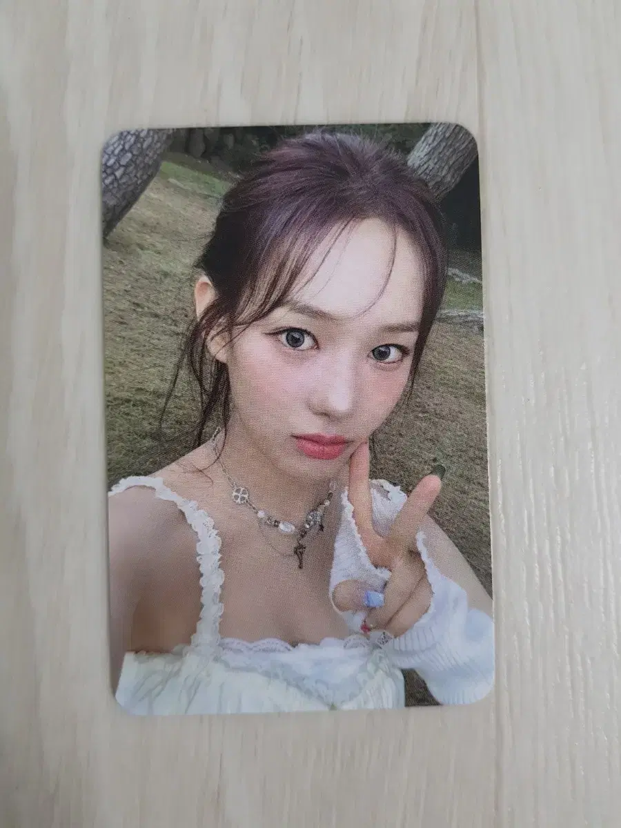 Izuna Yusarang sells unreleased photocard 