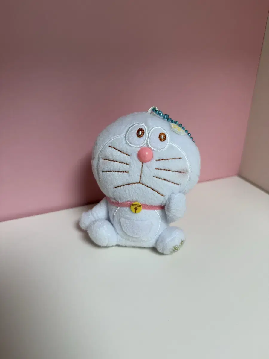 Snowflake Doraemon White Doraemon doll is selling!