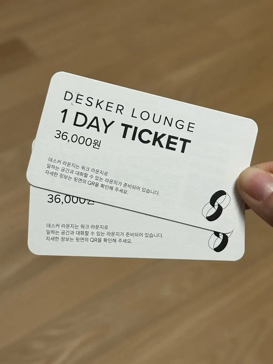 2 all-day passes to Desk Lounge Hongdae