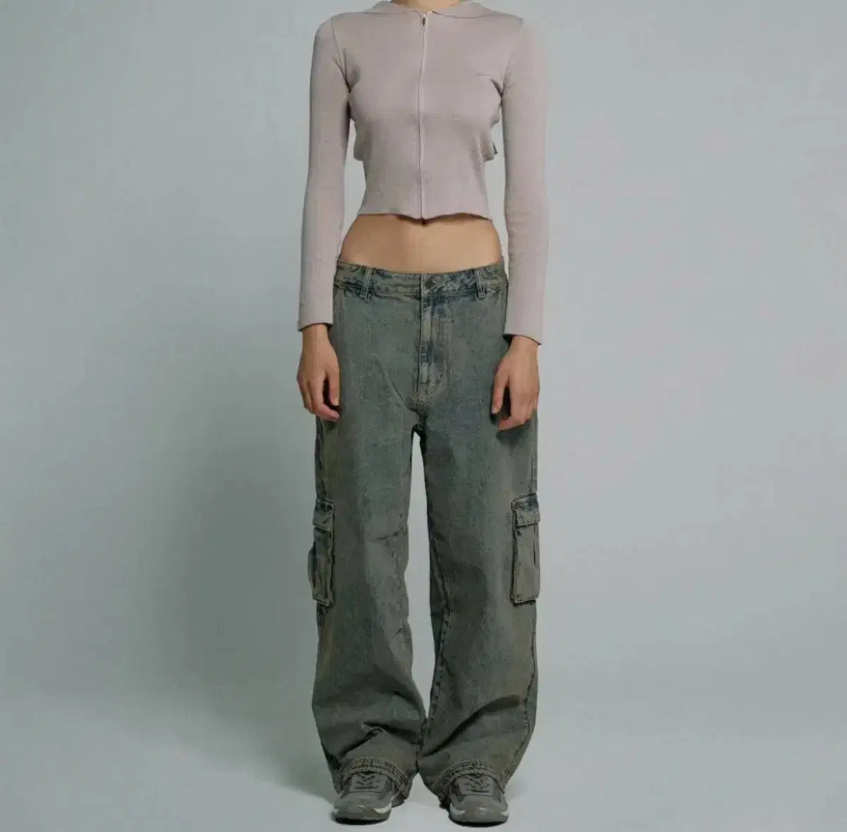 Le sserafim sakura wearing Sculptor jogger pants