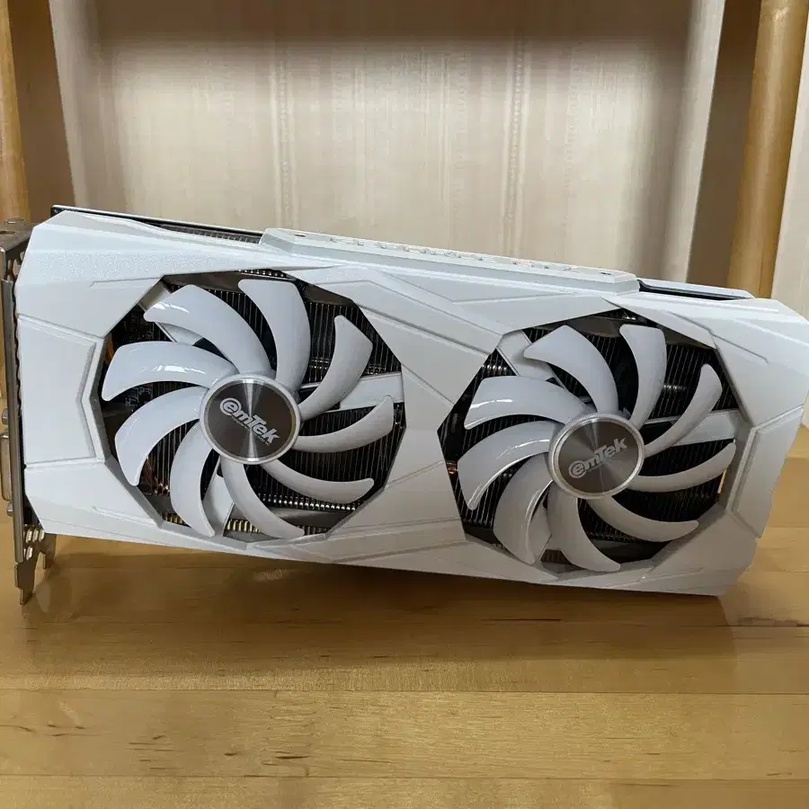 화이트 그래픽카드 1660ti 팔아요