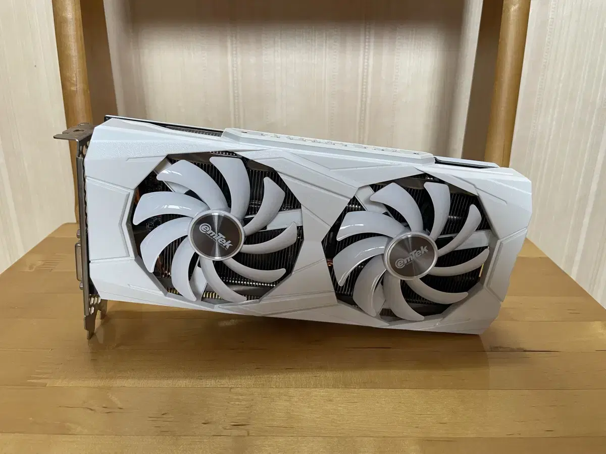 화이트 그래픽카드 1660ti 팔아요