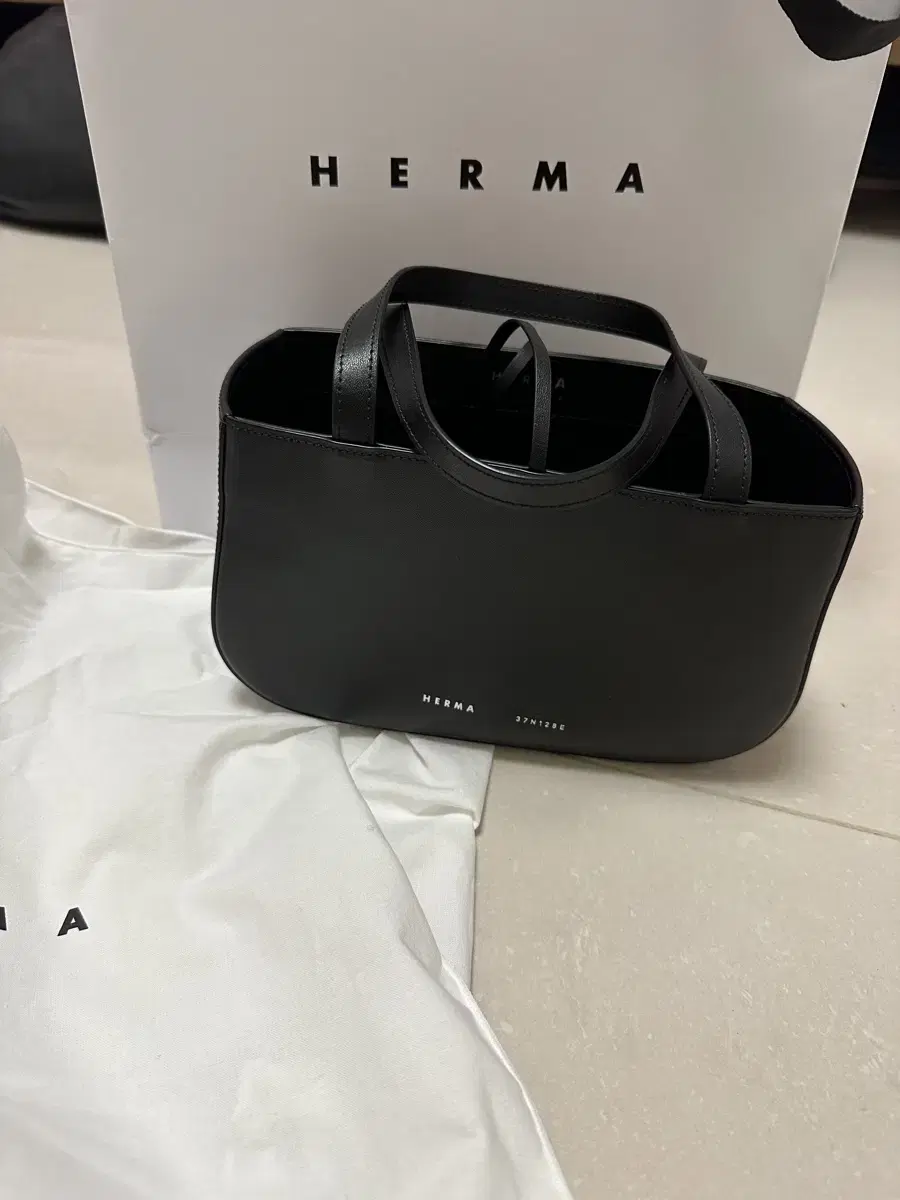 Herma Kua Tote Bag Single Use Sells