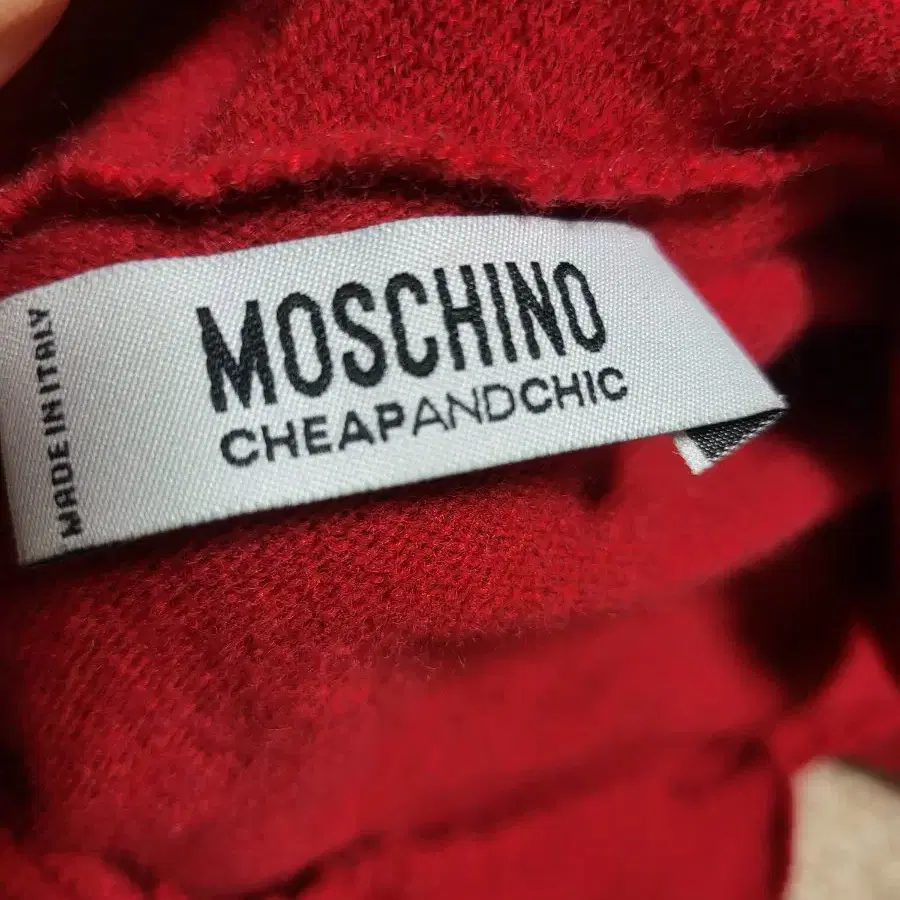 moschino 모스키노)프릴 포인트 딥레드 가디건