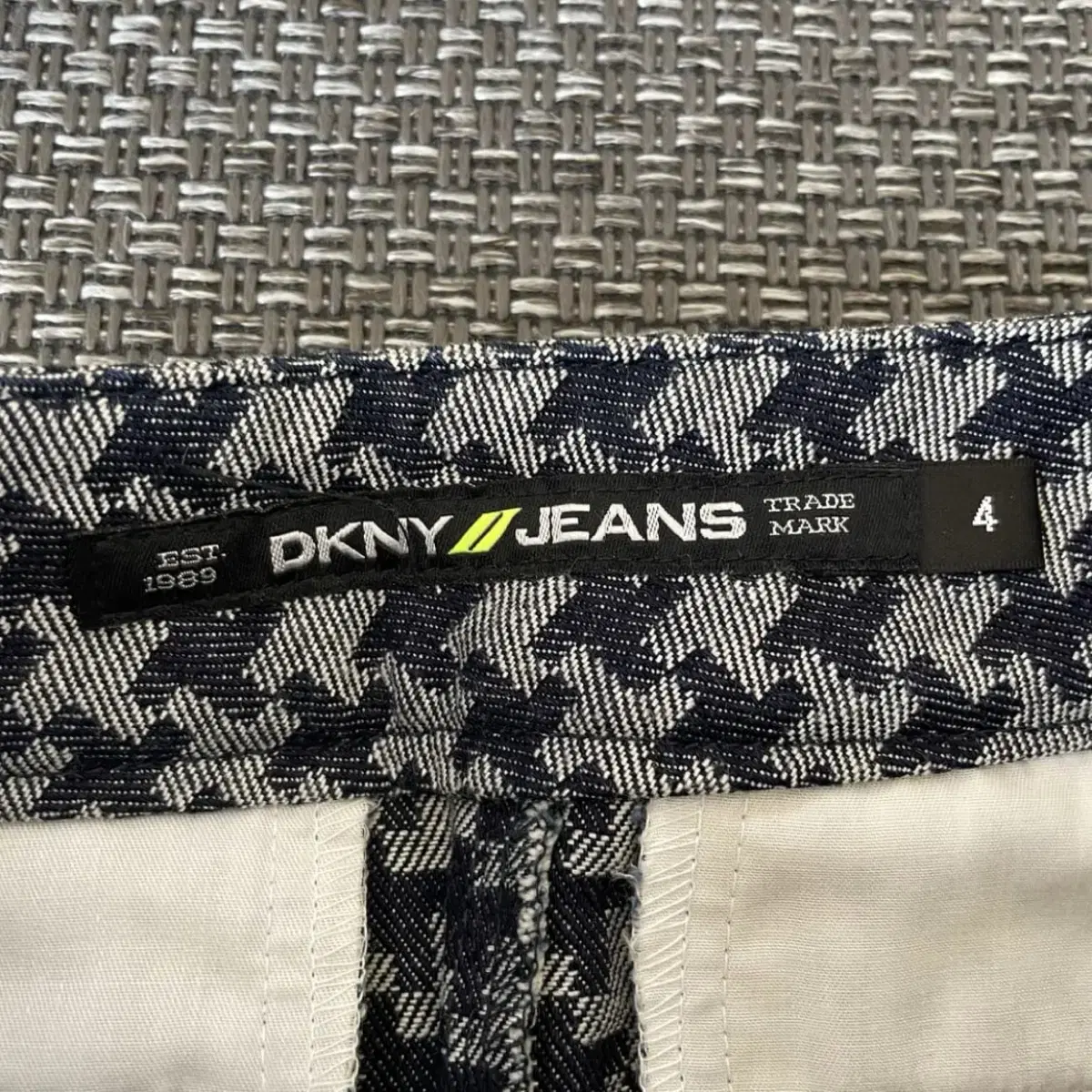 28) DKNY 패턴 코튼 미디 스커트