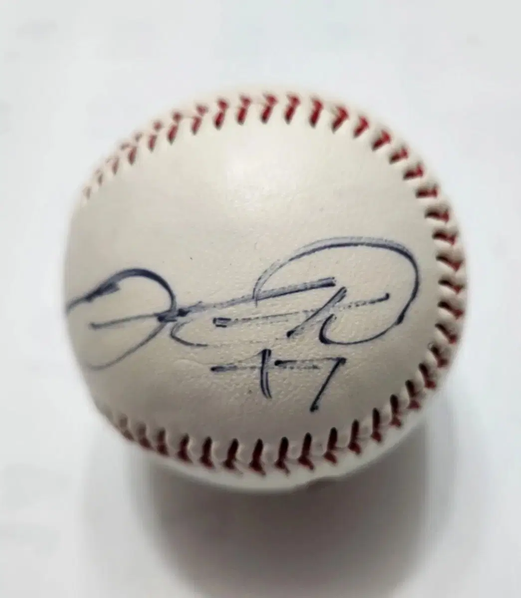 Baseball, 2 bulk balls signed by Lotte pitchers Joohyoung Kwang and Minho Kang.