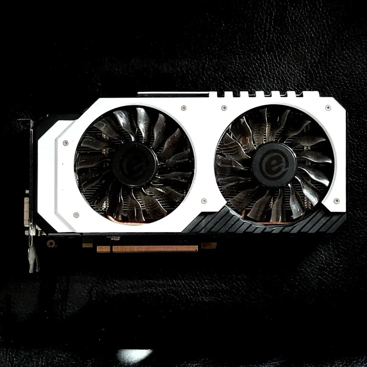 [판매중] 이엠텍 제트스트림 GTX 960 팝니다.(화이트&백판넬커버)