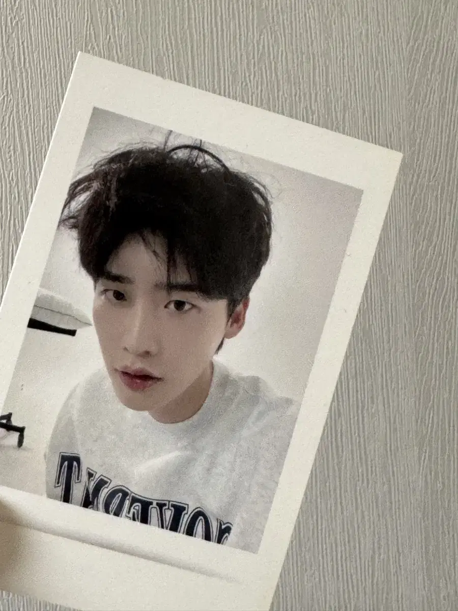 Lee Jongsuk 2023 season's greetings polaroid