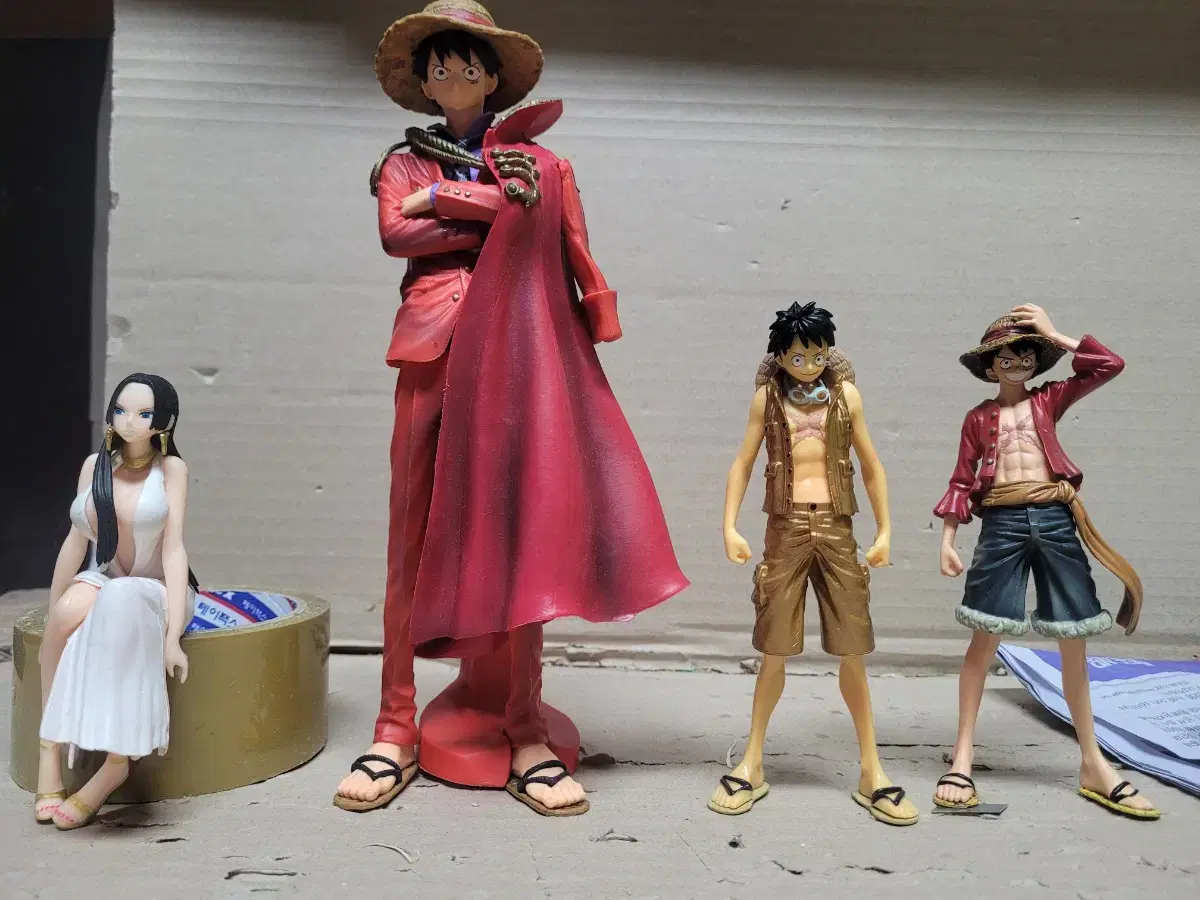 ONEPIECE Figures Luffy 3+Hancock (4pcs total) Ages,