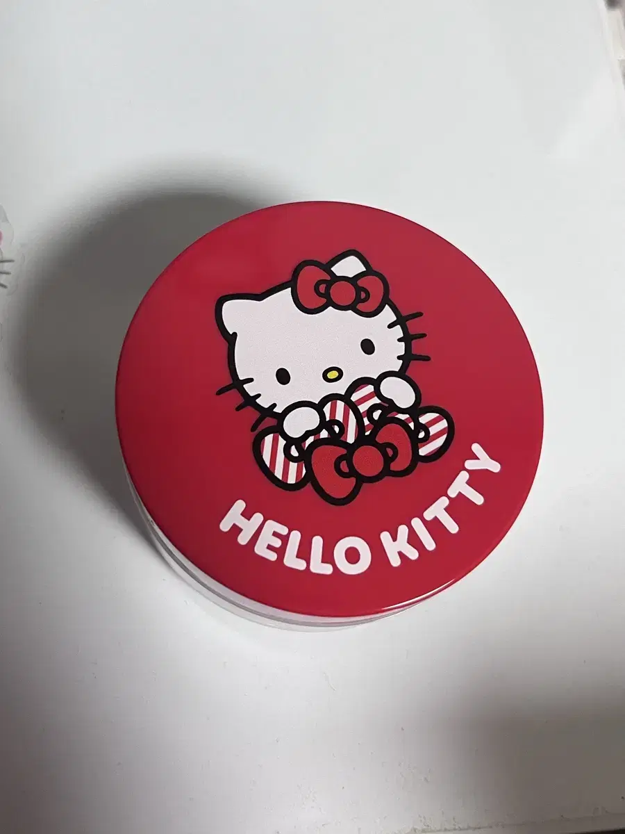 Vanillaco Prime Primer Finishing Powder in Hello Kitty.