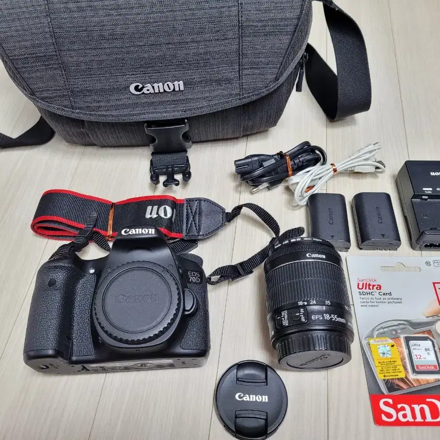 깔끔한 캐논 DSLR 카메라 EOS 70D 와 18-55 STM 렌즈 세