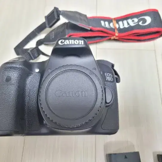 깔끔한 캐논 DSLR 카메라 EOS 70D 와 18-55 STM 렌즈 세