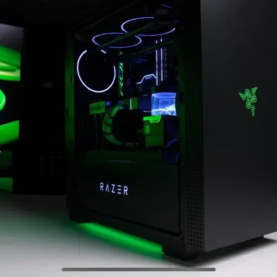 RAZER 레이저 토마호크 ATX 케이스  로고 조명 튜닝 제품