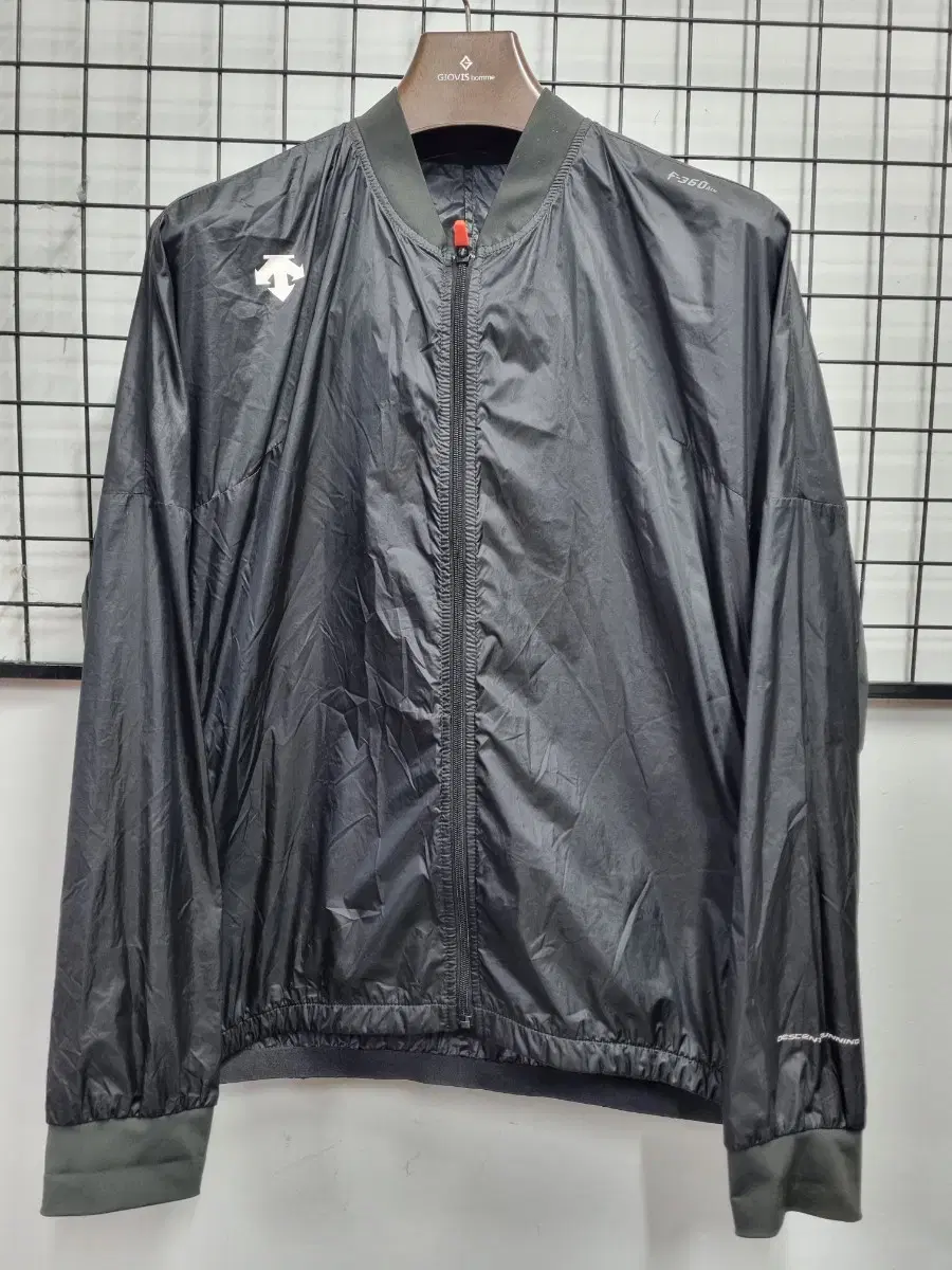 105XL Descent Men's Running Windbreaker.