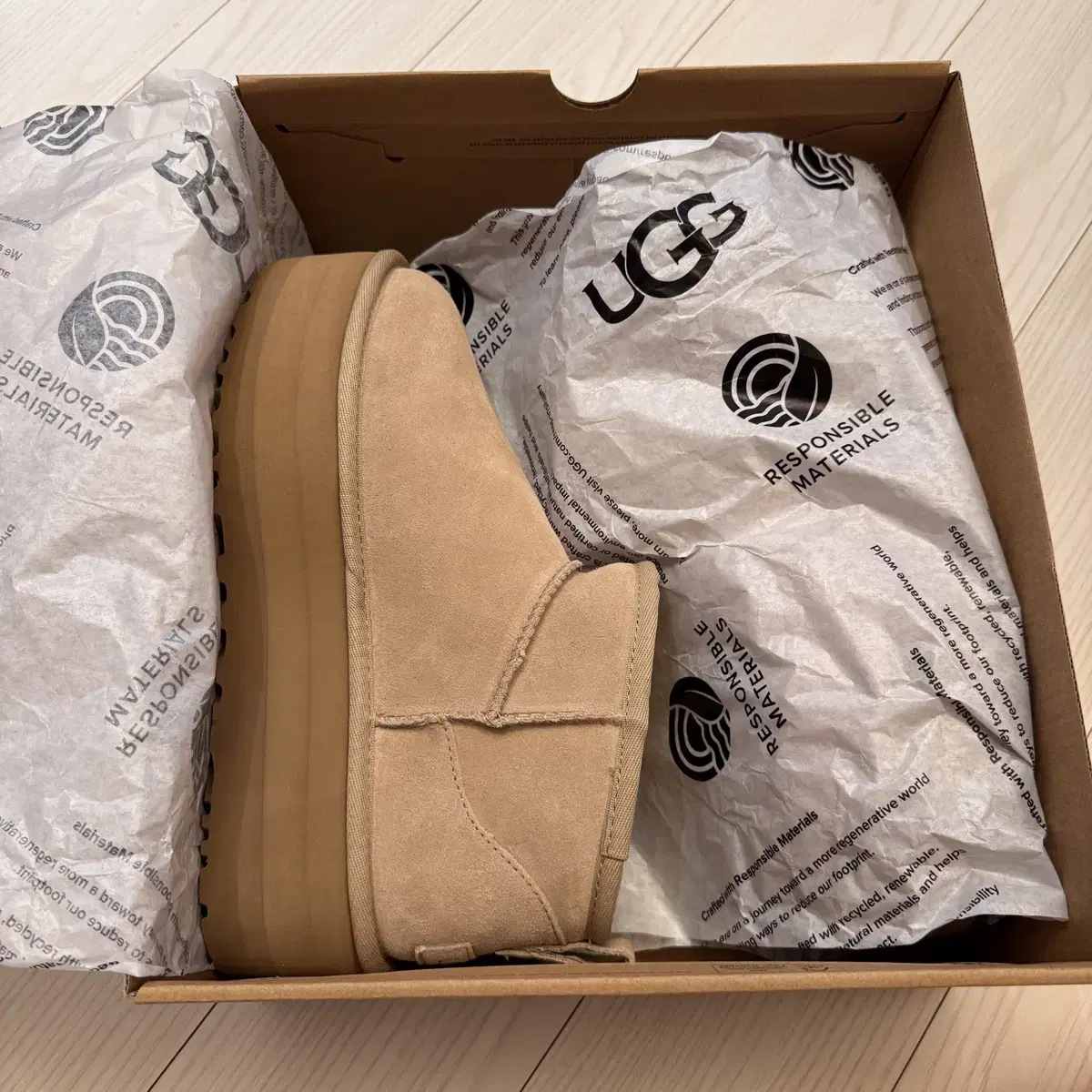 새상품 250 Ugg 클래식 울트라 미니 플랫폼 샌드색상