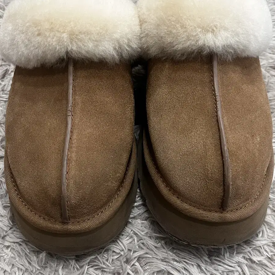 UGG 정품 디스케트 슬리퍼 체스트넛 1122550-CHE