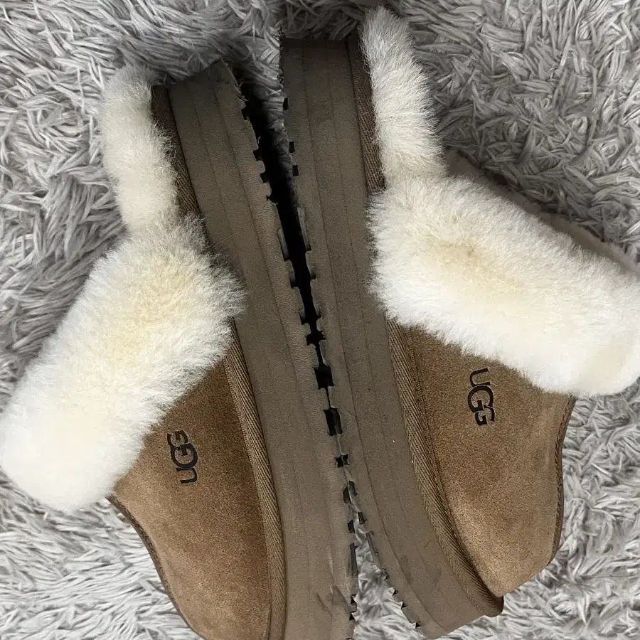 UGG 정품 디스케트 슬리퍼 체스트넛 1122550-CHE