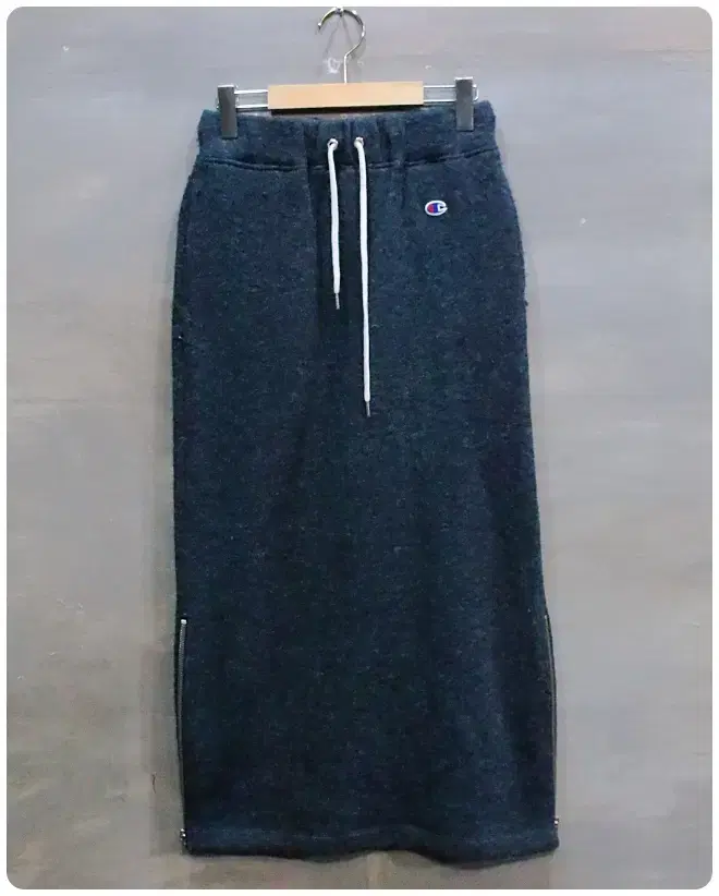 [L] Champion Side Slit Zip-Up Long Knit Skirt