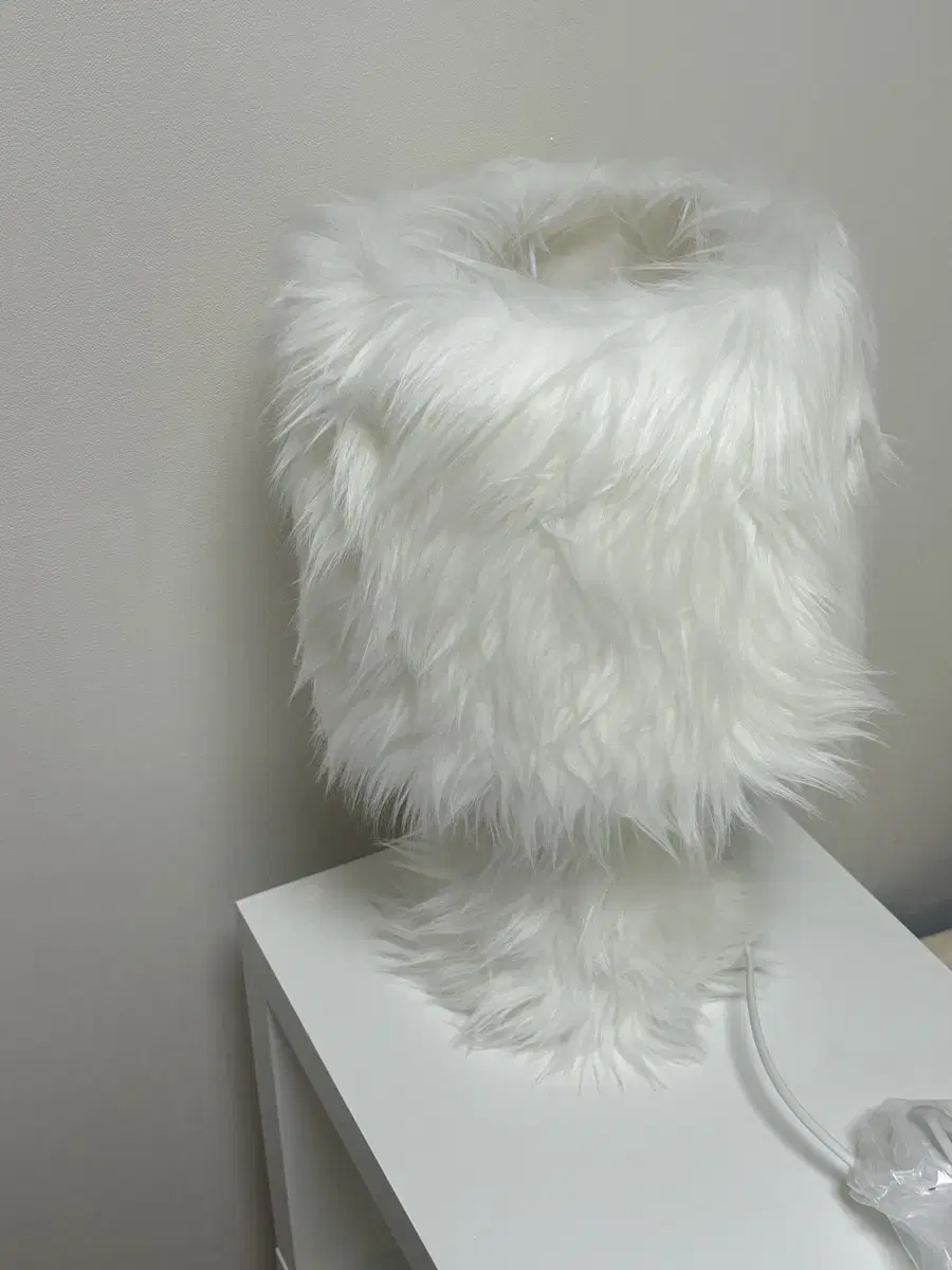 포식스먼스 털 조명 furry lamp 화이트