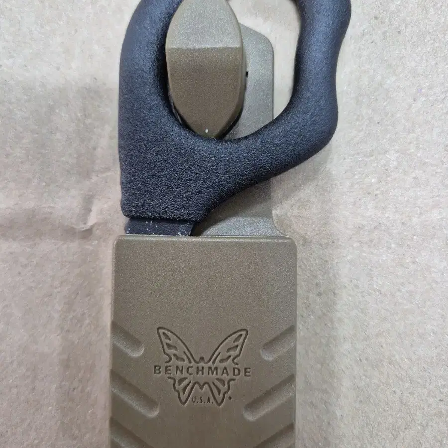 벤치메이드 benchmade strap cutter 입니다.