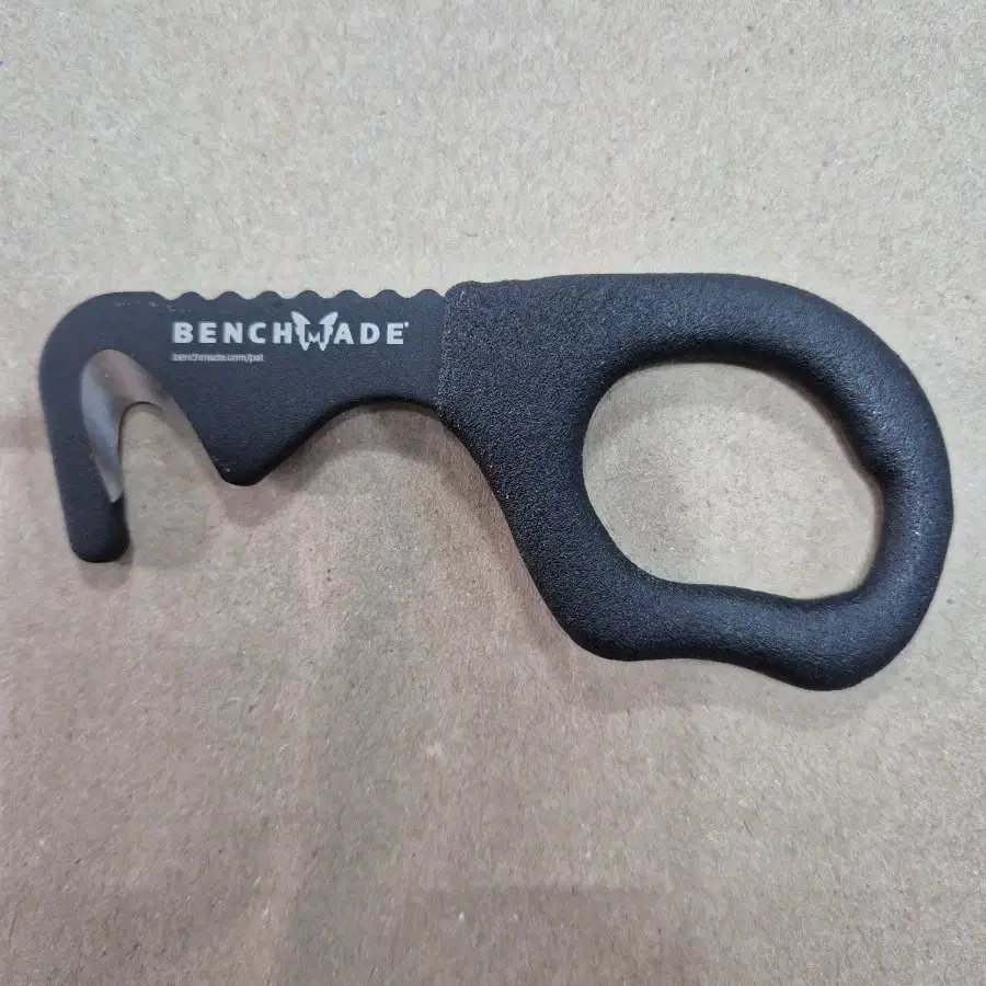 벤치메이드 benchmade strap cutter 입니다.