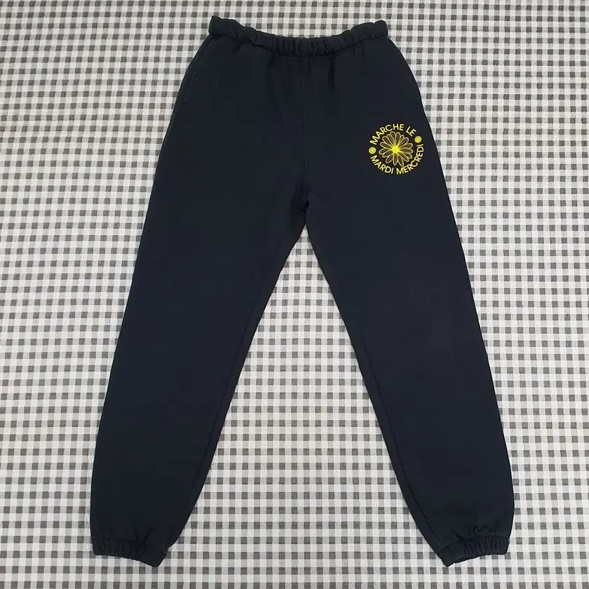 ●Mardi Mercredi●SWEAT PANTS MARCHE EMBLEM_BLACK YELLOW Surfaces Monochrome Sweatpants – Surfaces Merch