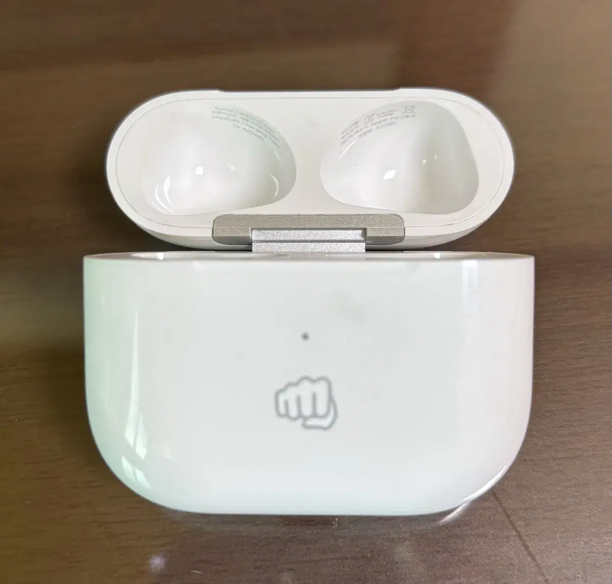 AirPods 3 base (wireless charging), case, and charging cable