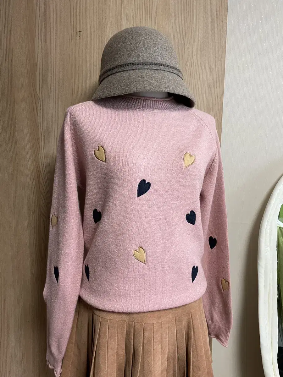 New spring items for middle-aged women Pink knitwear Out of season Hanseon Duel Office look